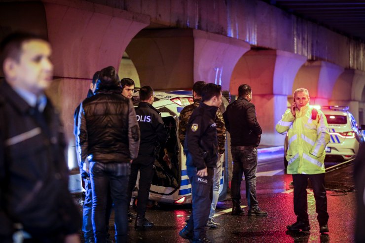 İstanbul'da taksi kovalayan polis aracı devrildi: 2 polis yaralı