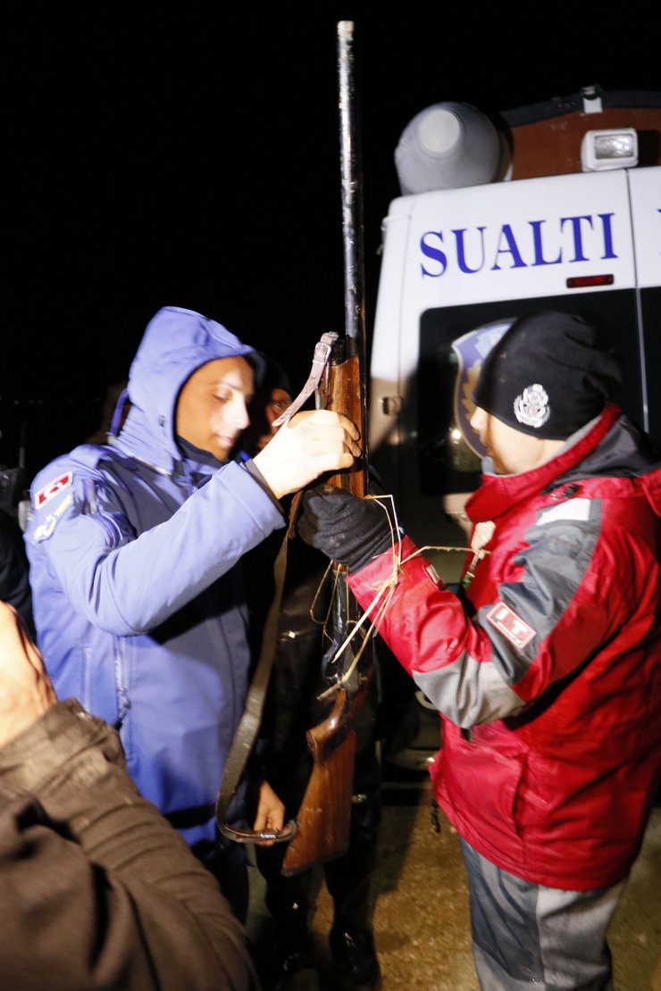 GÜNCELLEME 2 - İzmir'de ördek avına çıkan avcıların kayığı battı: 2 ölü