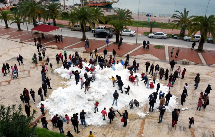 Kamyonlarla getirilen karla kışın keyfini yaşadılar