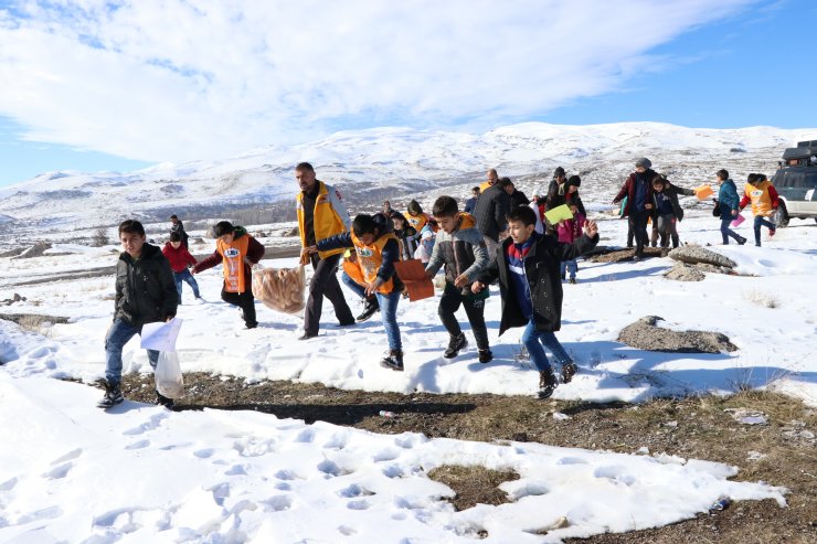 Minik öğrenciler hayvanlar için doğaya yem bıraktı