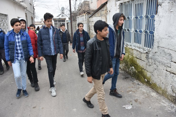 Kardeşini el arabasıyla taşıyan dedeye çocuklardan ziyaret