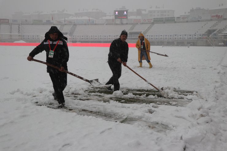 Bolu Atatürk Stadı'nın zemini karla kaplandı