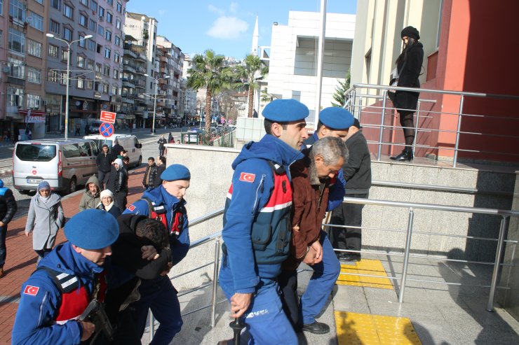 Hırsızlıkta kullandıkları aracı boyarken yakalandılar