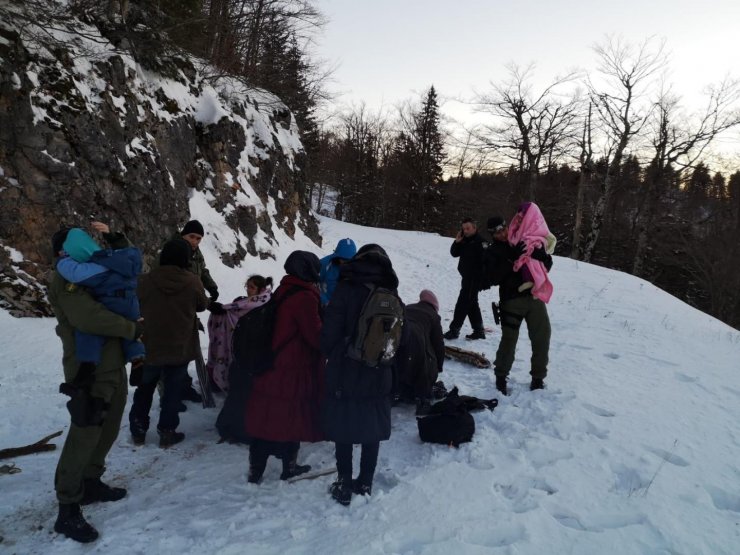 Hırvatistan'da dağda mahsur kalan sığınmacılar kurtarıldı