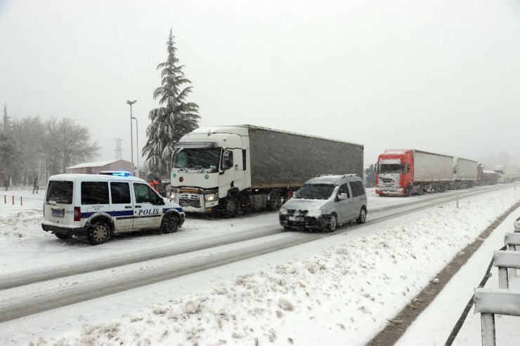AFAD ile Türk Kızılayı yolda kalanlara çorba ve kumanya dağıttı