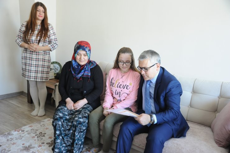 Evde eğitim alan öğrencinin karne sevinci