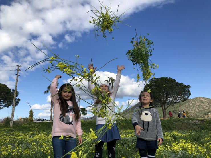 Öğrencilerden "Türkiye'de kar, Antalya'da bahar. İyi tatiller" mesajı