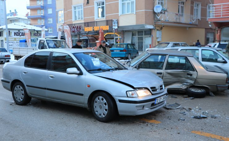 Karaman'da iki otomobil çarpıştı: 2 yaralı