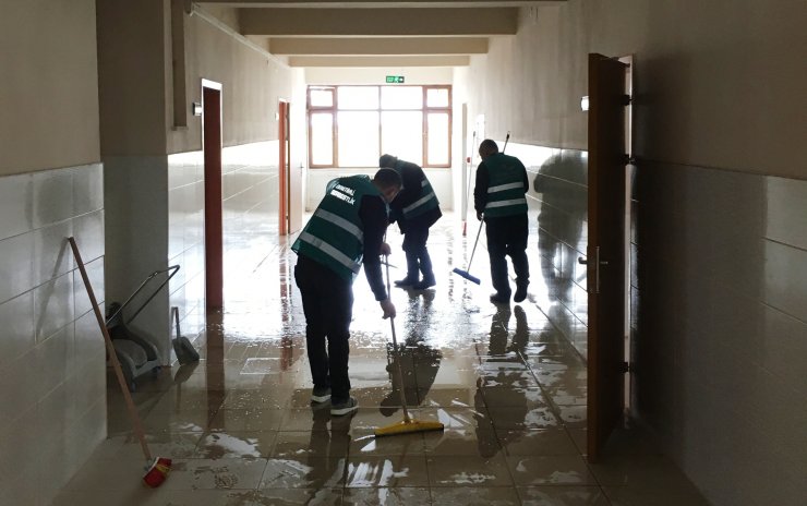 Seydişehir'de okullardaki tadilat ve boya işlerini yükümlüler yapıyor