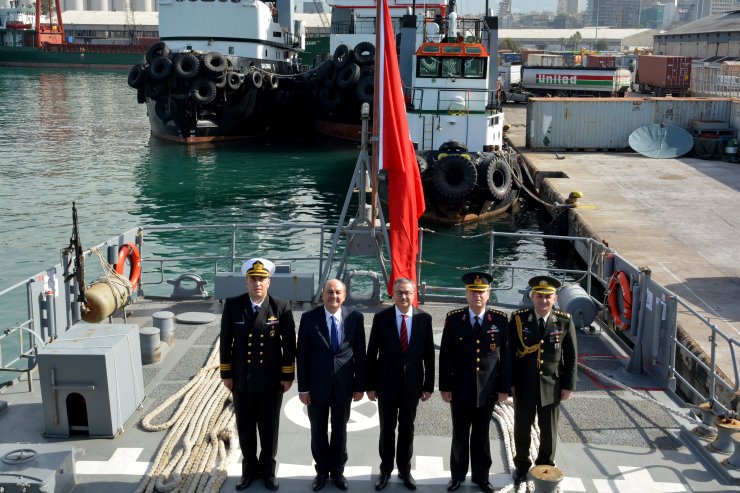 TCG Bandırma gemisi Beyrut Limanı'nda