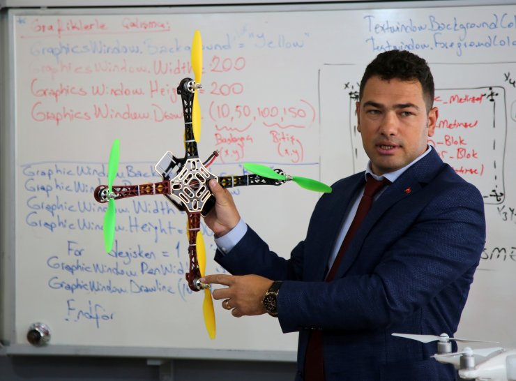 Kendi ürettikleri "drone"ları uçuruyorlar