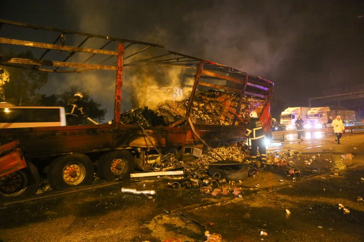 GÜNCELLEME - Adana'da refüje çarpan tır yandı: 1 ölü