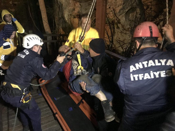 Antalya'da falezlerden düşen kişiyi itfaiye kurtardı