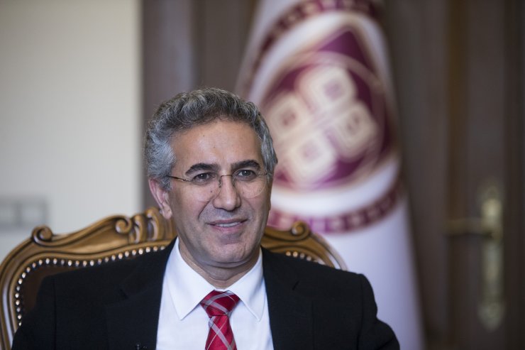 Karlı dağlarda yem arayan yaban keçileri görüntülendi