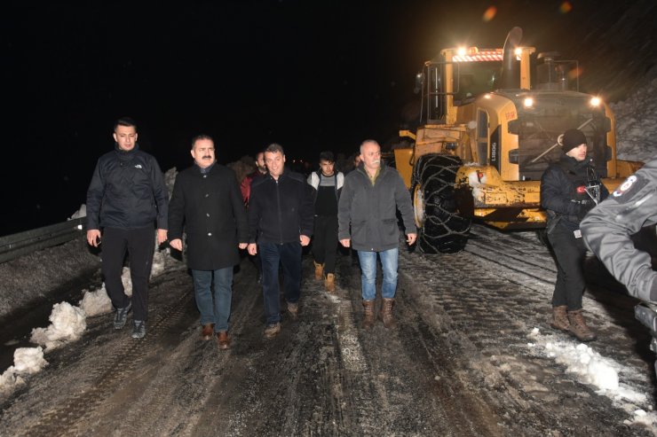 Hakkari-Van kara yoluna çığ düştü