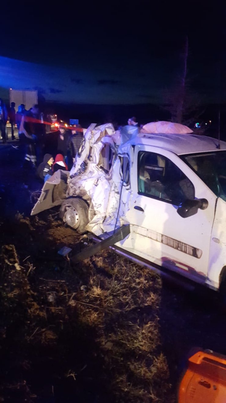 Denizli'de hafif ticari araçla otobüs çarpıştı: 3 yaralı