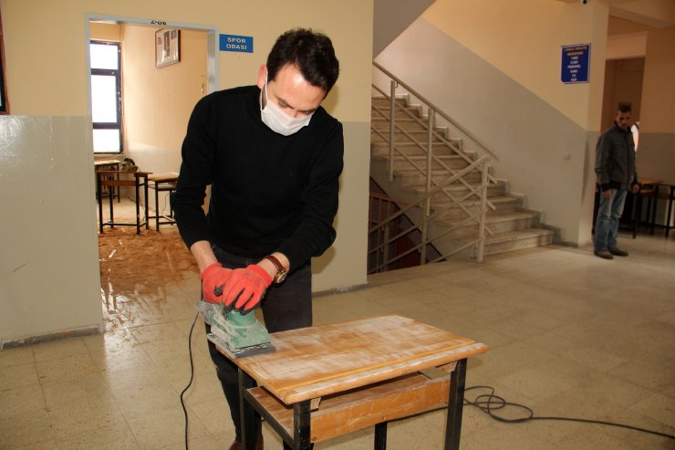 Eskiyen sıra ve masaları öğretmenler tamir ediyor