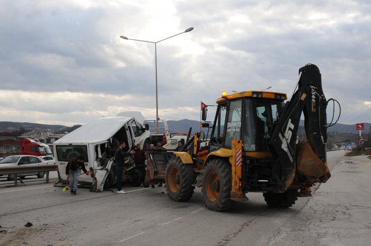İş makinesi servis minibüsüne çarptı: 5 yaralı