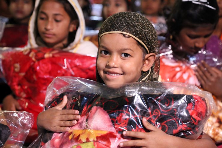 İHH'dan Arakanlı Müslümanlara giyecek yardımı