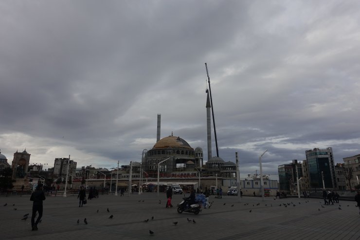 Taksim Camisi'nin minare külahı yerleştirildi