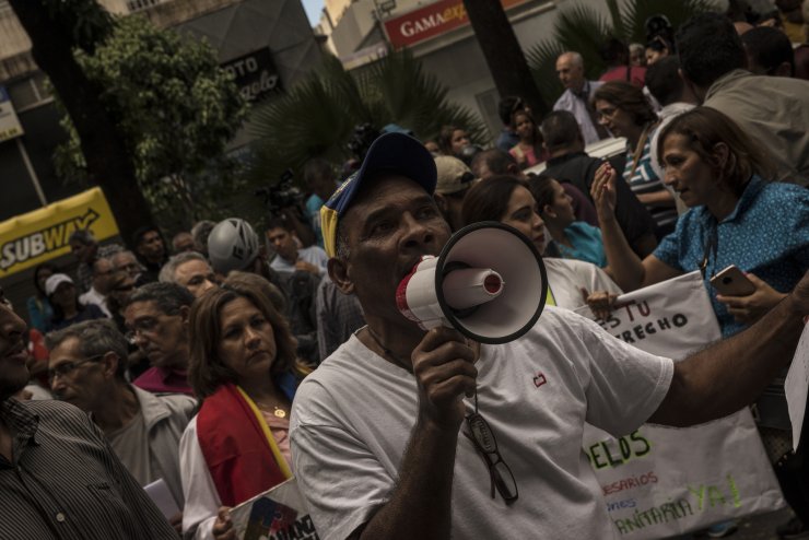 Venezuela'da gözler yeniden sokakta