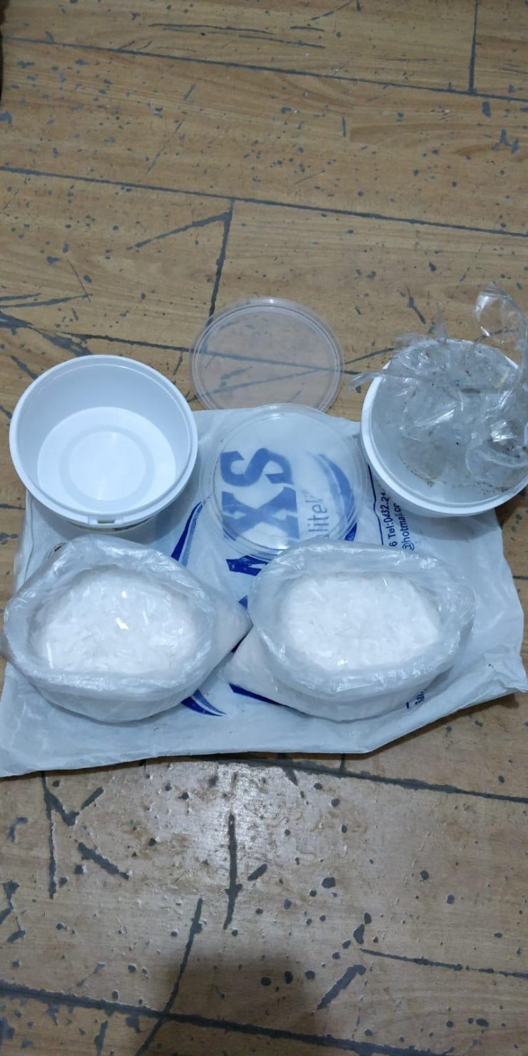 Yoğurt kabından uyuşturucu çıktı