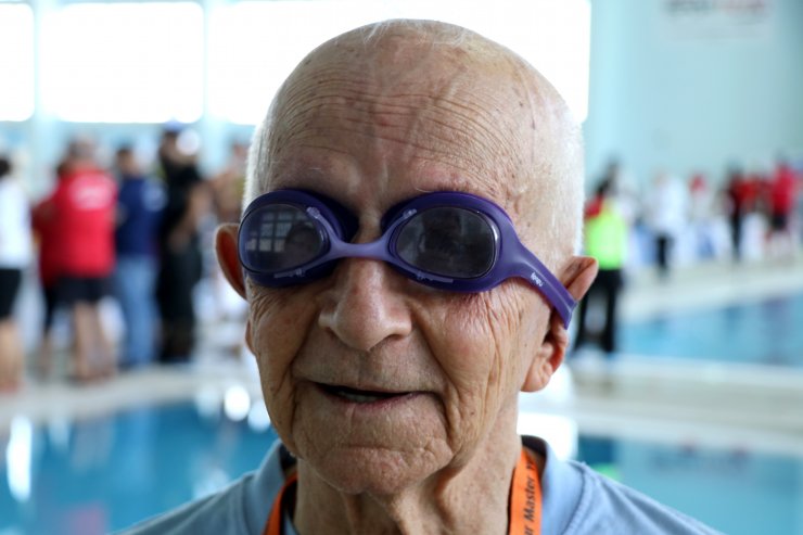 89 yaşındaki Arısoy 74 yıldır kulaç atıyor