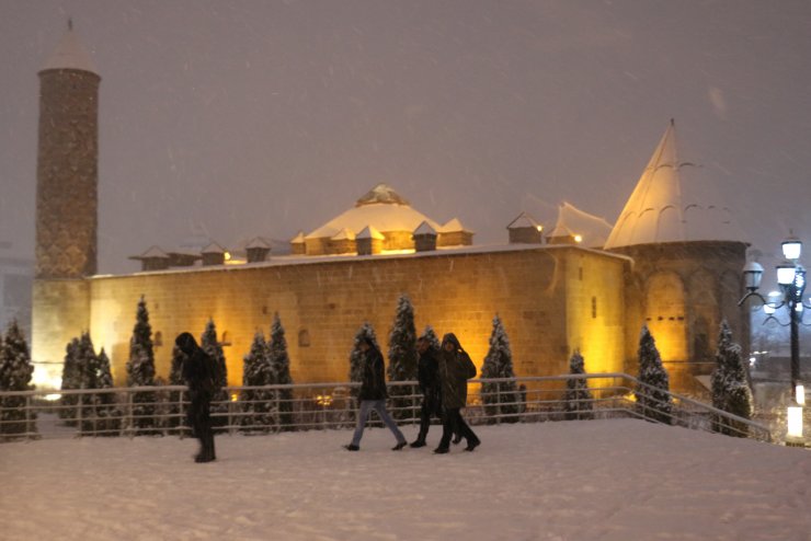 Tır yoldan çıktı, 30 araç mahsur kaldı