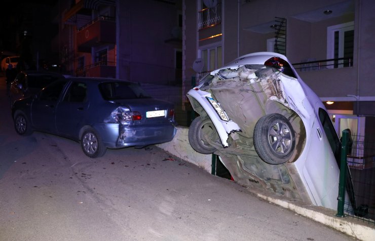 Apartmanın otoparkına düşen aracın sürücüsü yaralandı