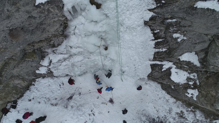 Dünyaca ünlü dağcılar "sakin kent"teki buz tırmanışını sevdi