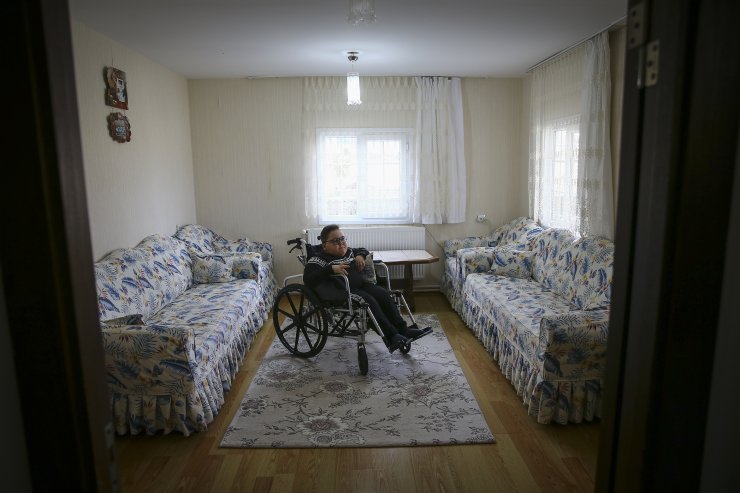 "SMA müjdesi" öğretmenlik hayali kuran minik Mert'e umut oldu