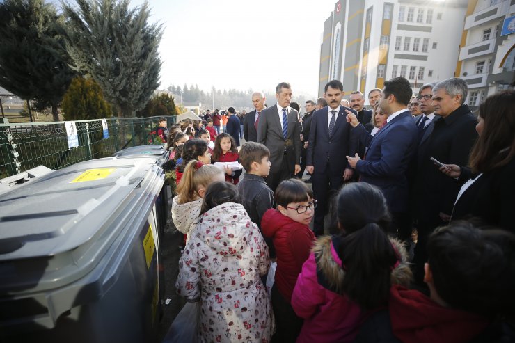 Öğrenciler Bakan Kurum ve Selçuk'a "sıfır atık" projesini anlattı