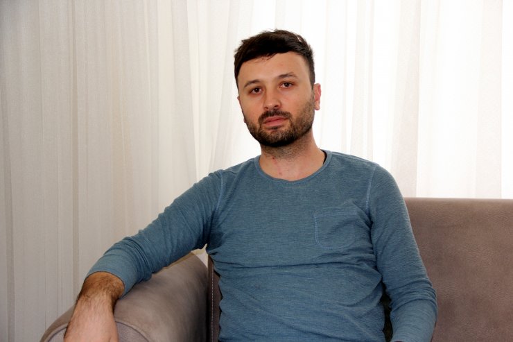 Kızıyla aynı anda yürümenin mutluluğunu yaşıyor