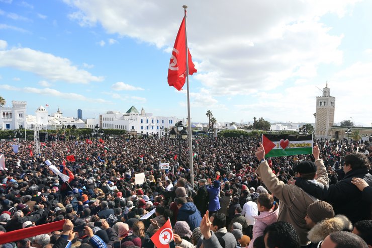Tunus'ta binlerce öğretmenden maaş protestosu