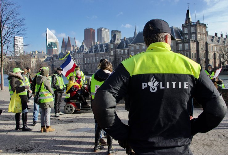 Hollanda'da sarı yeleklilerden eylem