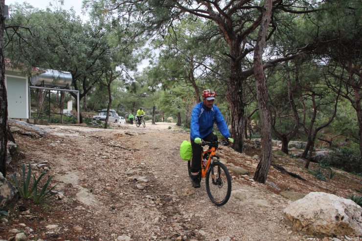 Yağmurda bisiklet sürüp denize girdiler