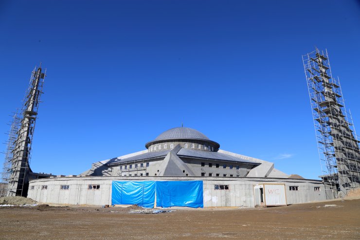 "Ay yıldız" mimarili cami açılışa hazırlanıyor