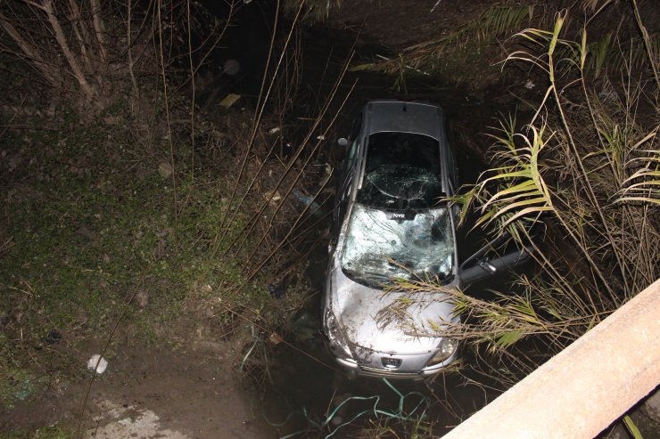 Adana'da otomobil sulama kanalına devrildi: 2 yaralı