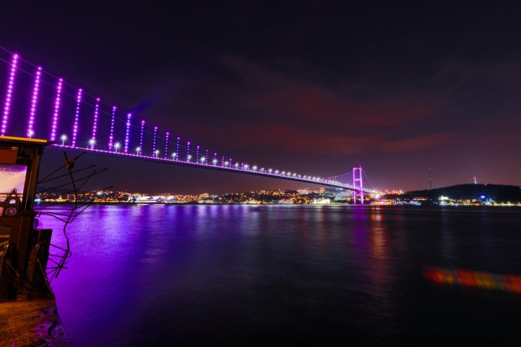 İstanbul'da köprüler epilepsiye dikkati çekmek için mora büründü