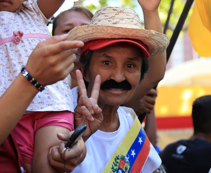 Venezuela'da Maduro'nun genç destekçilerinden yürüyüş