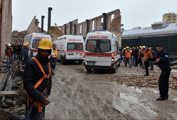 GÜNCELLEME 2 - Adana'da restorasyonu yapılan müzenin duvarı çöktü