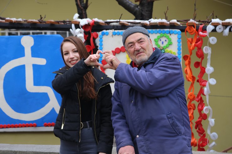 Engelli eşe Sevgililer Günü'nde tekerlekli sandalye sürprizi