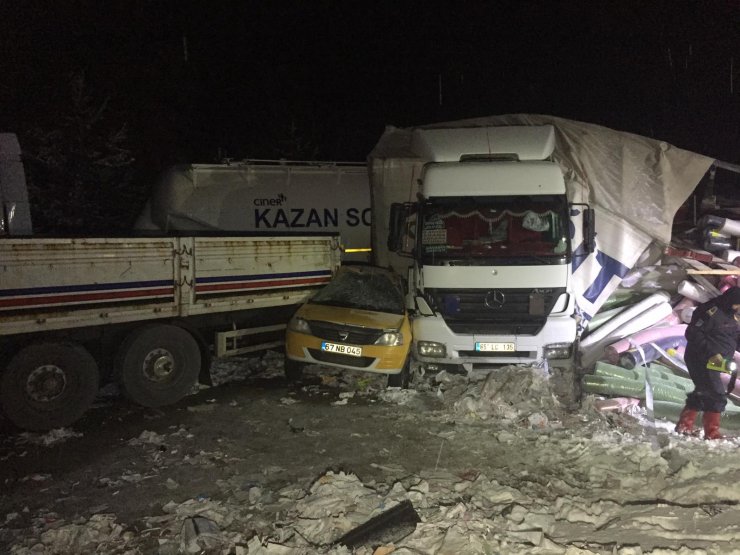 GÜNCELLEME 2 - Zincirleme trafik kazası kara yolunu kapattı