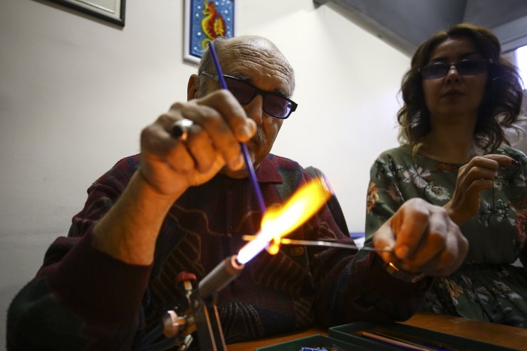 80 yaşındaki Taif dedenin "gençlik aşısı" cam sanatı