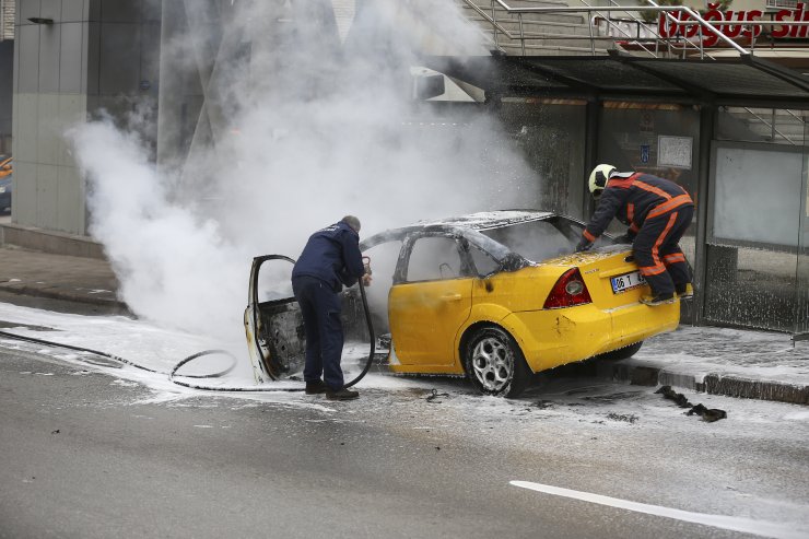 Başkentte otobüs durağına çarpan taksi yandı