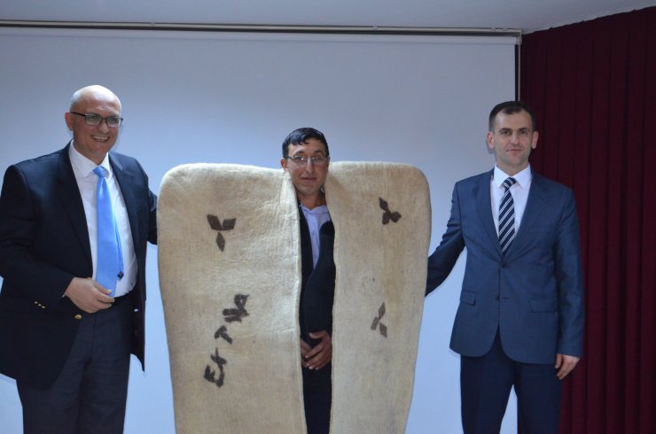 Çobanlık sertifikası alan kursiyerler kepenek giydi