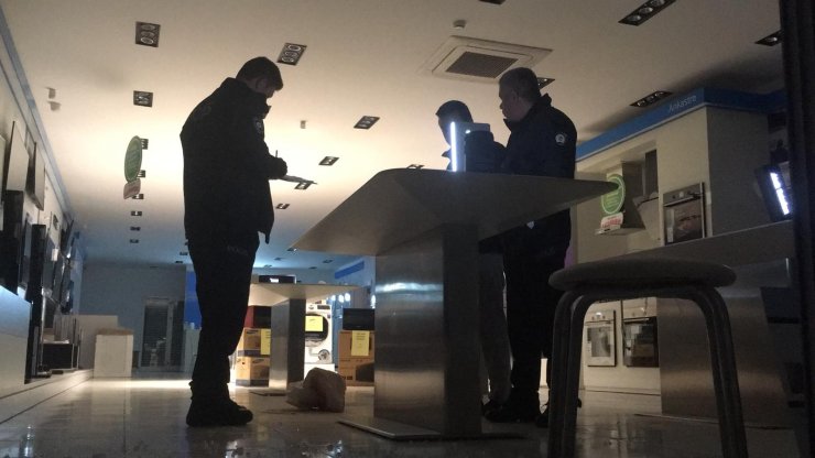 Adana'da mağazadan elektronik eşya hırsızlığı