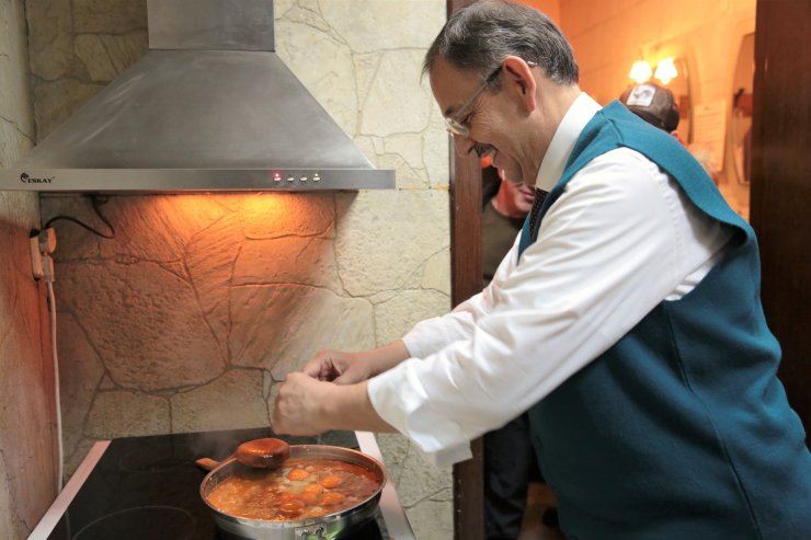 Özhaseki'den esnafa soğanlı menemen