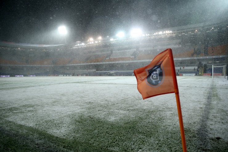 Medipol Başakşehir-Bursaspor maçı tatil edildi