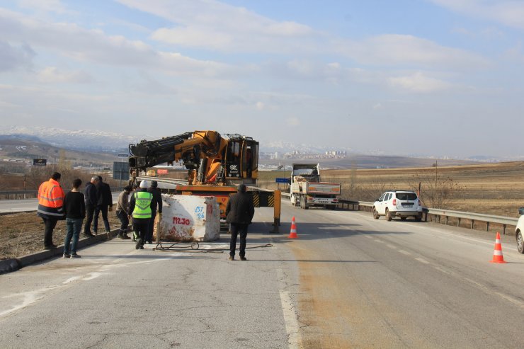 Tırın dorsesinden düşen mermer blok ulaşımı aksattı